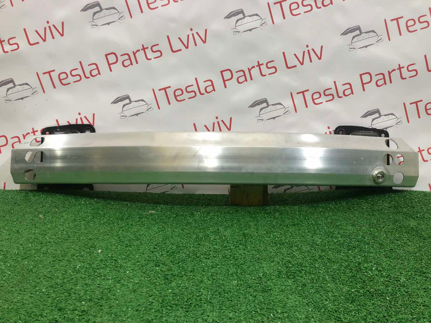 Tesla Model Y Підсилювач бамперу задній з п'ятаками